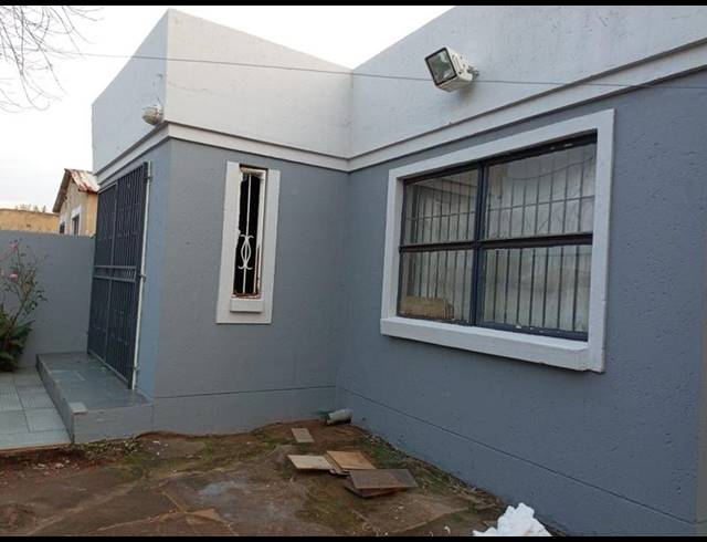 2 BEDROOM HOUSE FOR SALE IN ZONKIZIZWE